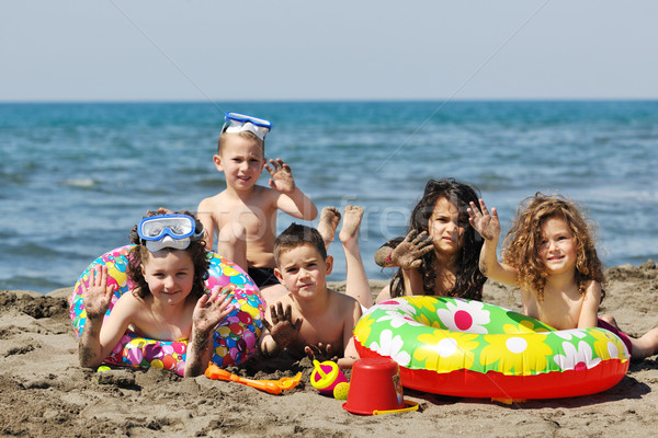 Foto stock: Nino · grupo · diversión · jugar · playa · juguetes