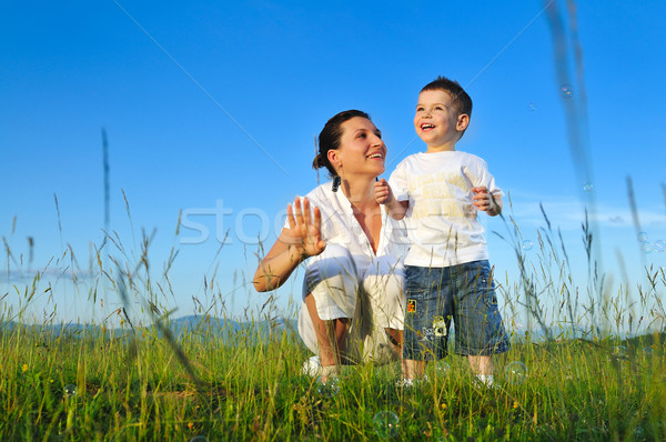 Vrouw kind bubble gelukkig outdoor spelen Stockfoto © dotshock