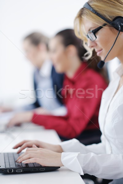 Foto stock: Mujer · de · negocios · grupo · auriculares · bastante · jóvenes · sonriendo