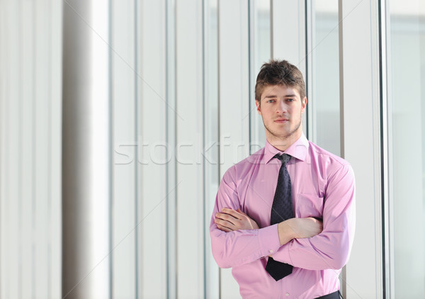 Jóvenes hombre de negocios solo sala de conferencias abogado portátil Foto stock © dotshock