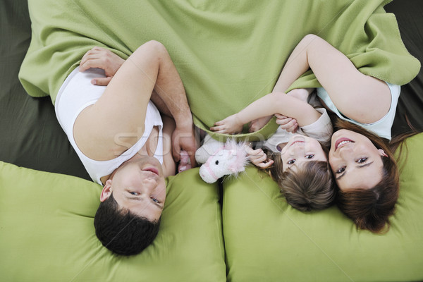 [[stock_photo]]: Famille · heureuse · détente · lit · heureux · jeunes · famille