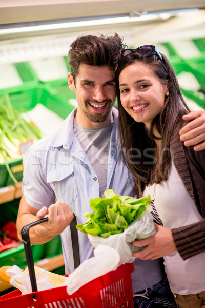 Paar Warenkorb Supermarkt Mädchen Essen Stock foto © dotshock