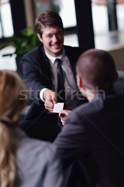 Oameni de afaceri trata strângere de mână semna Imagine de stoc © dotshock