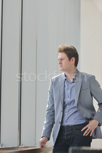 Jonge zakenman alleen conferentiezaal advocaat laptop Stockfoto © dotshock