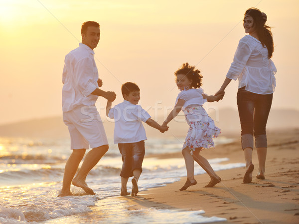 Stockfoto: Gelukkig · jonge · familie · leuk · strand · zonsondergang