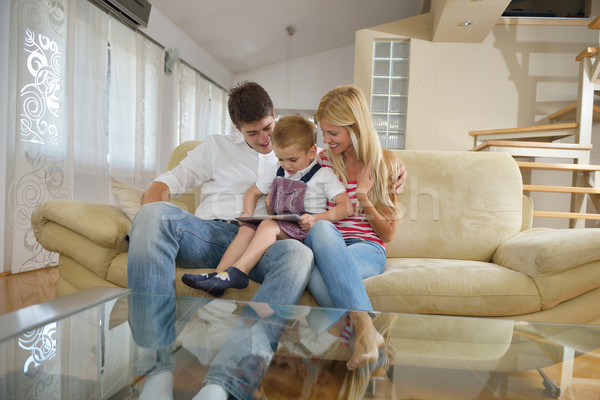 Foto stock: Casa · de · la · familia · feliz · jóvenes · familia · moderna