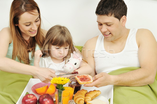 Сток-фото: счастливым · молодые · семьи · есть · завтрак · кровать