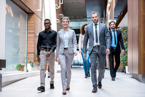 Negócio grupo jovem pessoas de negócios caminhada Foto stock © dotshock