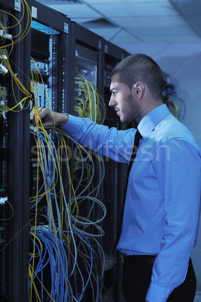 Jeunes ingénieur serveur chambre élégant [[stock_photo]] © dotshock