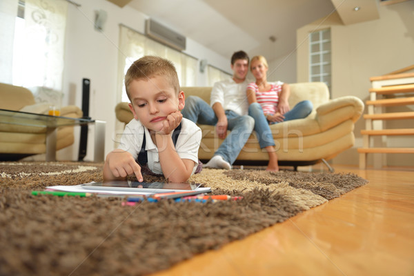 Foto stock: Casa · da · família · feliz · jovem · família · moderno