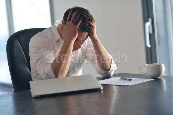 Frustrado jóvenes hombre de negocios de trabajo ordenador portátil casa Foto stock © dotshock