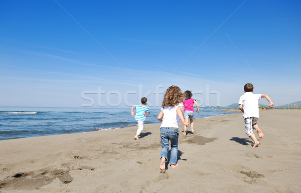 Foto stock: Feliz · criança · grupo · jogar · praia · diversão