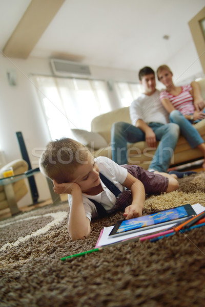 Foto stock: Casa · de · la · familia · feliz · jóvenes · familia · moderna