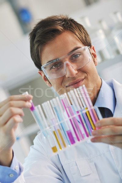 Cercetare ştiinţă oameni medic student luminos Imagine de stoc © dotshock