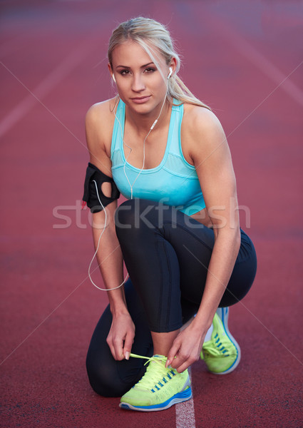 Sportlich Frau sportlich Rennstrecke jungen Läufer Stock foto © dotshock