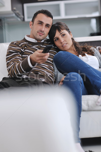 Foto stock: Assistindo · tv · casa · brilhante