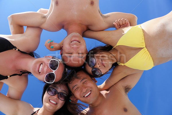 Gruppo felice giovani divertimento gioia sabbia bianca Foto d'archivio © dotshock