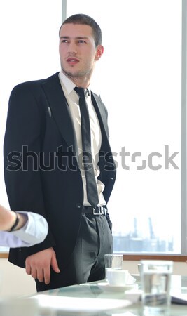Hombre de negocios solo sala de conferencias jóvenes abogado portátil Foto stock © dotshock