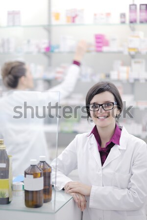 Chimist femeie în picioare farmacie farmacie Imagine de stoc © dotshock