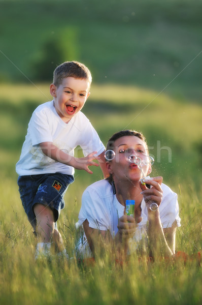 Vrouw kind bubble gelukkig outdoor spelen Stockfoto © dotshock