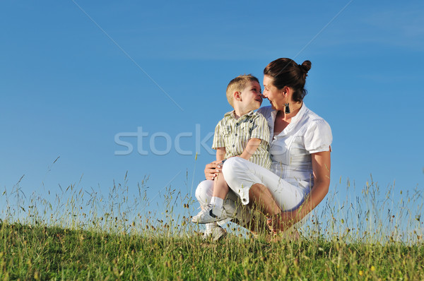 Femeie copil în aer liber fericit mamă Imagine de stoc © dotshock