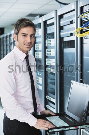 Foto stock: Jóvenes · centro · de · datos · servidor · habitación · guapo · hombre · de · negocios