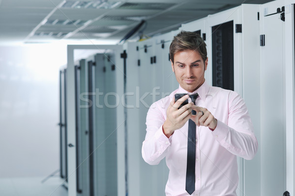 Foto stock: Hablar · teléfono · red · habitación · jóvenes · hombre · de · negocios