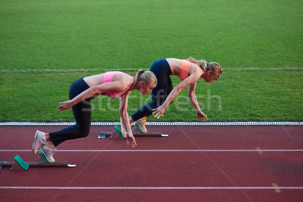 Athleten Frau Gruppe läuft Leichtathletik Rennstrecke Stock foto © dotshock