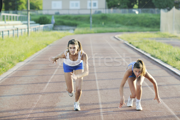 Zwei Mädchen läuft sportlich Rennstrecke junge Mädchen Stock foto © dotshock