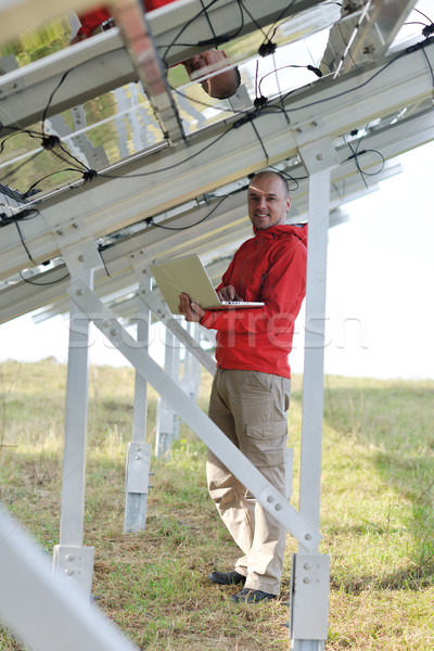 Inginer folosind laptop panouri solare plantă câmp om de afaceri Imagine de stoc © dotshock