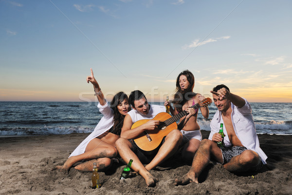 Strand partij gelukkig jonge vrienden groep Stockfoto © dotshock