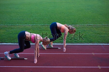 Athleten Frau Gruppe läuft Leichtathletik Rennstrecke Stock foto © dotshock