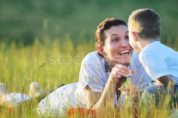 Vrouw kind outdoor gelukkig jonge vrouw moeder Stockfoto © dotshock