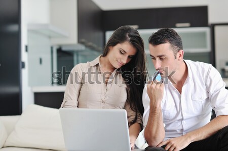 Stock foto: Freudige · Paar · entspannen · Arbeit · Laptop-Computer · modernen