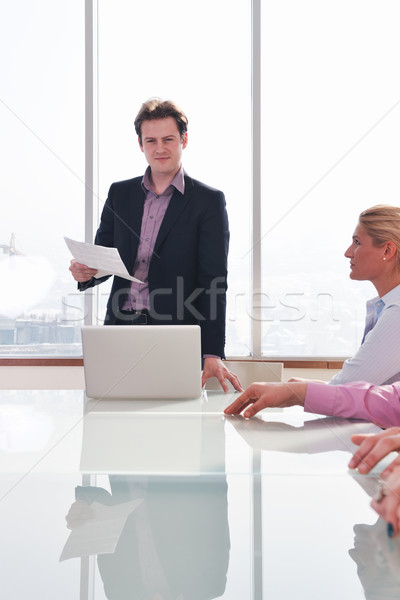 Groep zakenlieden vergadering jonge conferentiezaal nieuwe Stockfoto © dotshock