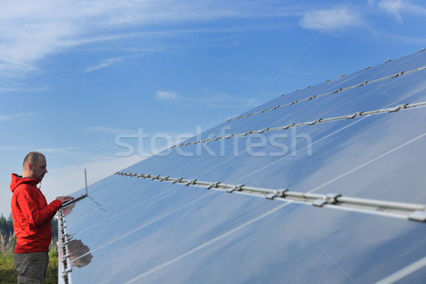 Stockfoto: Ingenieur · met · behulp · van · laptop · zonnepanelen · plant · veld · zakenman