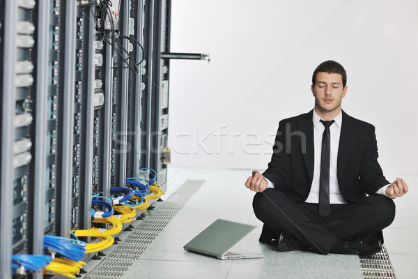 Homem de negócios prática ioga rede servidor quarto Foto stock © dotshock