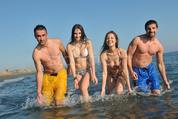 Glückliche Menschen Gruppe Spaß läuft Strand laufen Stock foto © dotshock