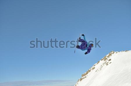 Skifahrer springen freestyle Berg frischen Schnee Stock foto © dotshock