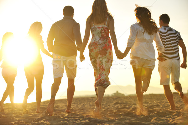 Сток-фото: счастливым · молодые · люди · группа · весело · пляж · запустить