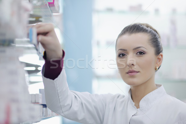 Foto stock: Farmacêutico · químico · mulher · em · pé · farmácia · farmácia