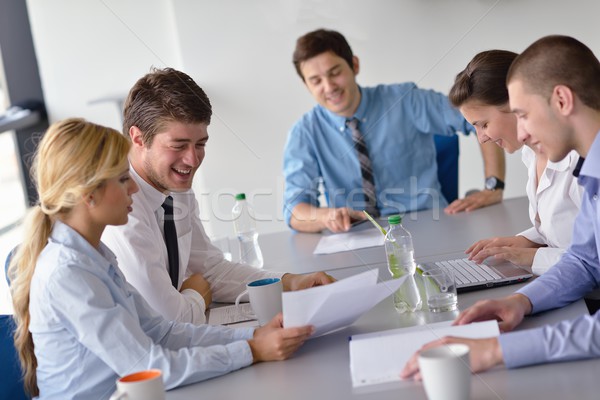 üzletemberek megbeszélés iroda csoport boldog fiatal Stock fotó © dotshock