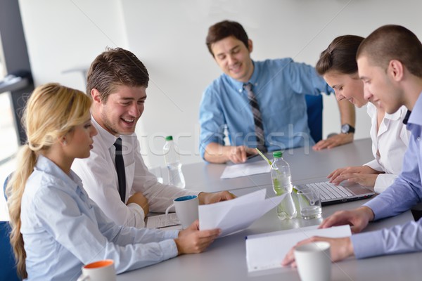 Geschäftsleute Sitzung Büro Gruppe glücklich jungen Stock foto © dotshock