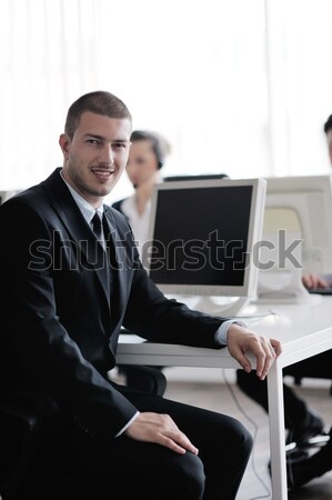 Oameni de afaceri grup lucru client helpdesk birou Imagine de stoc © dotshock
