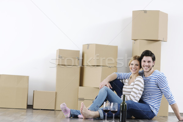 Bewegende nieuw huis gelukkig vrouw man Stockfoto © dotshock