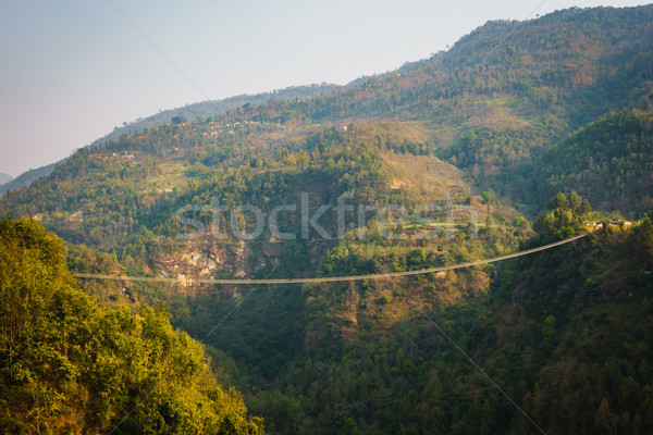 Pod suspendat Nepal râu construcţie peisaj metal Imagine de stoc © dutourdumonde