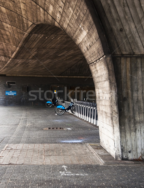 Public bicicletă Londra statie pod Imagine de stoc © dutourdumonde
