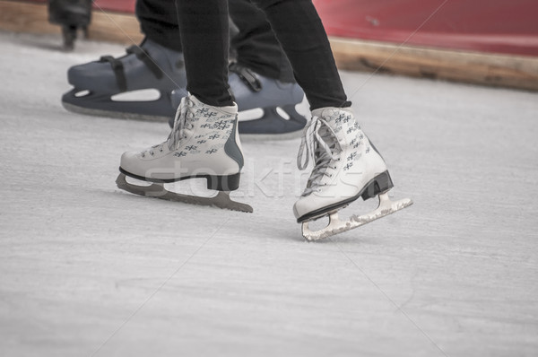 Mulher jovem patinação gelo patins pormenor Foto stock © dzejmsdin