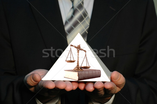 Piramide justitie zakenman schalen boek Stockfoto © dzejmsdin