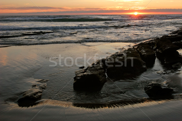 Seenlandschaft sunrise Felsen Vordergrund Strand Sonne Stock foto © EcoPic